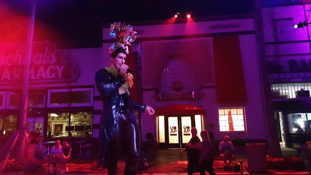 HHN29 Vanity Ball compere